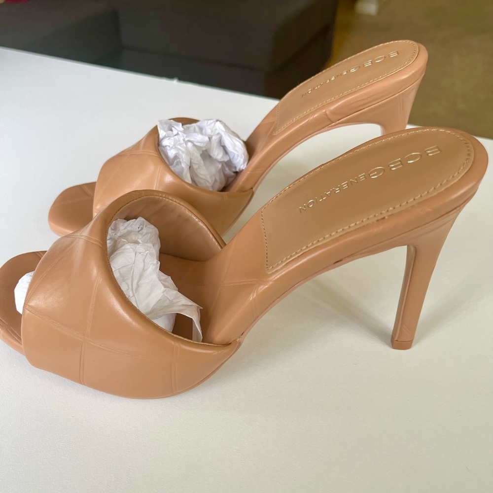 Nice heel, comfortable, wore once. BCBG